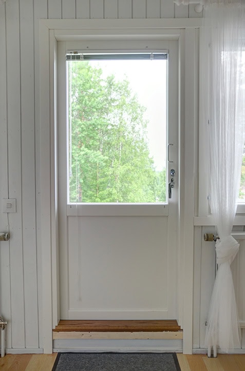 Parvekeovi, jossa lasi puoleenväliin