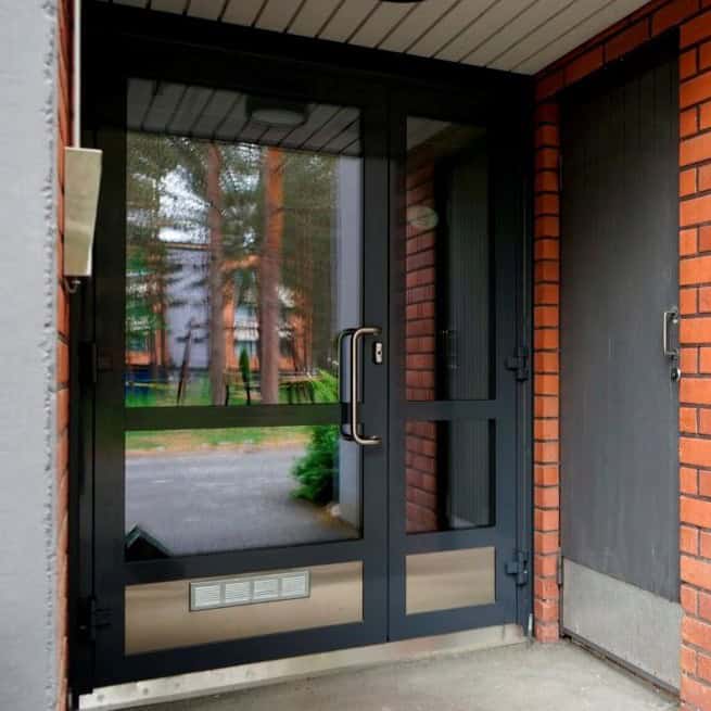 Tummanharmaa täysalumiininen kerrostalon sisäänkäyntiovi